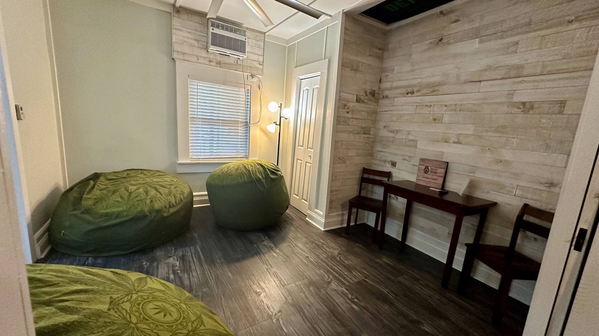 Gainesville Hotel | Pet friendly 1bd/1b unit with full kitchen