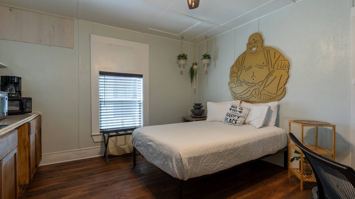 Gainesville Hotel | Pet friendly 1bd/1b unit with full kitchen