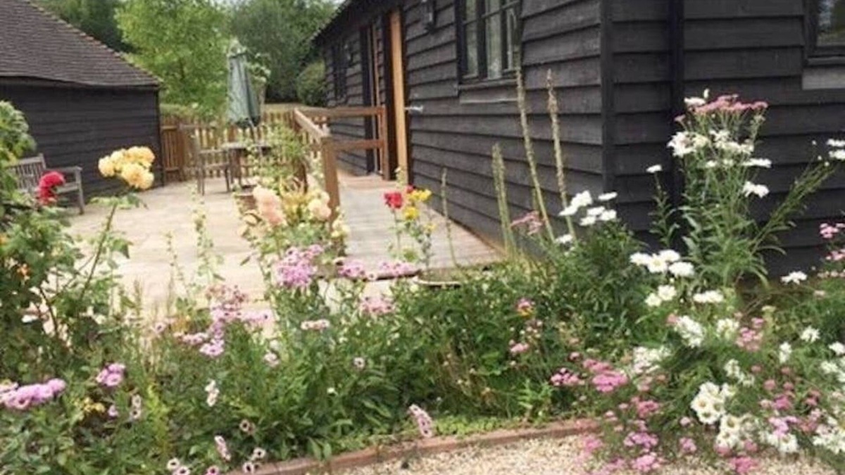 Upper Harbledown Cottage | Pet Friendly 2 Bedroom Orchard Cottage near Canterbury
