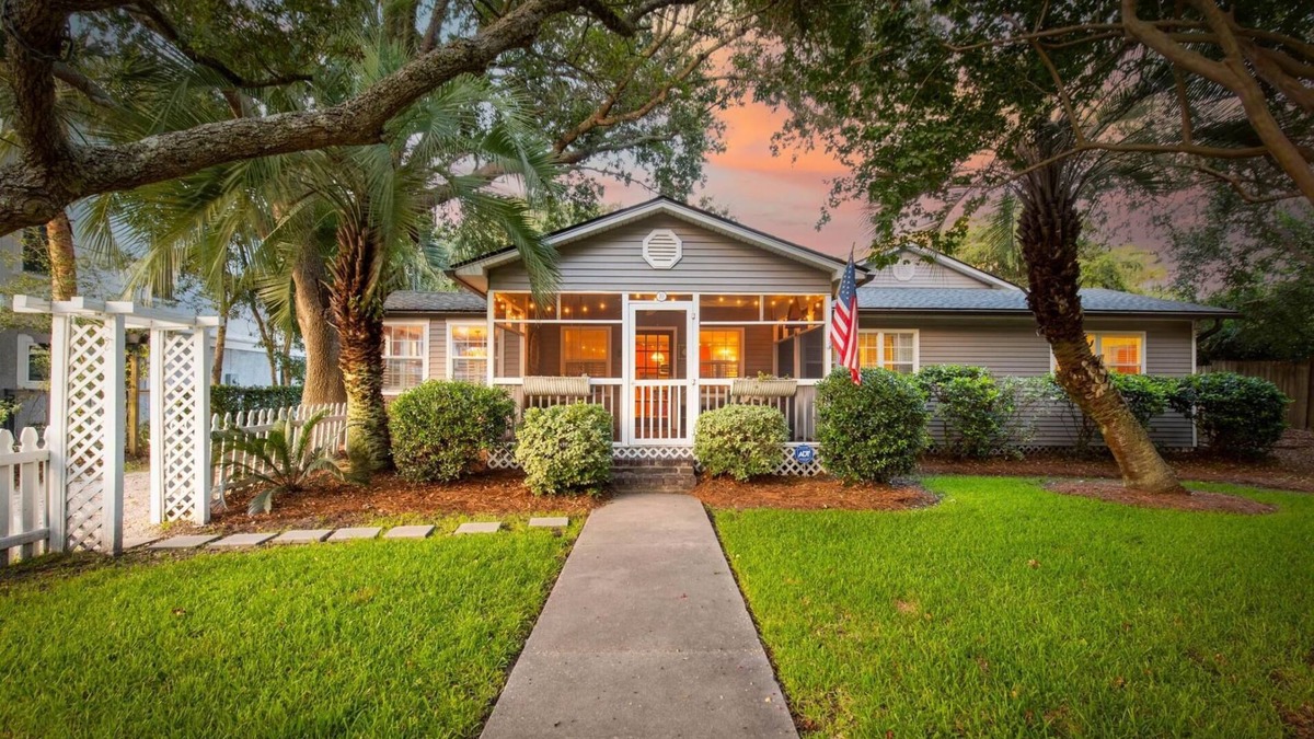 Isle of Palms House | Pet Friendly, 2 blocks from Beach, 4 Bikes!