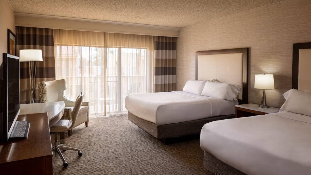 Downtown Resort | Pet Friendly 2 Queen Stay! Sunset Views, Relaxing Pool | Steps from Golf Course!