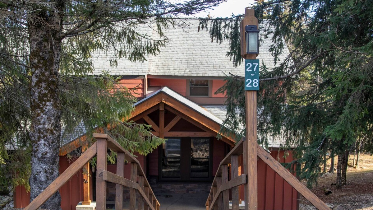 Snowshoe Ski Chalet | PET FRIENDLY 2br/2ba Tree Top -walk to ski/village