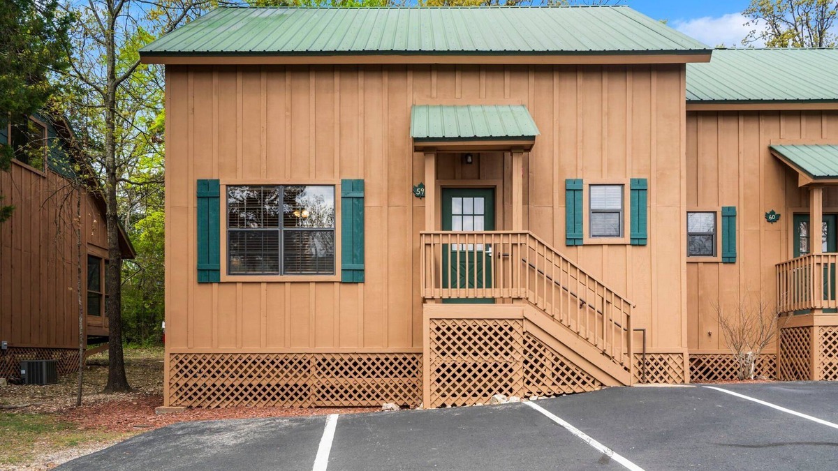 Branson Cabin | Pet-Friendly 2BR Cabin with Jetted Tub, Pools & Screened Deck Near Branson