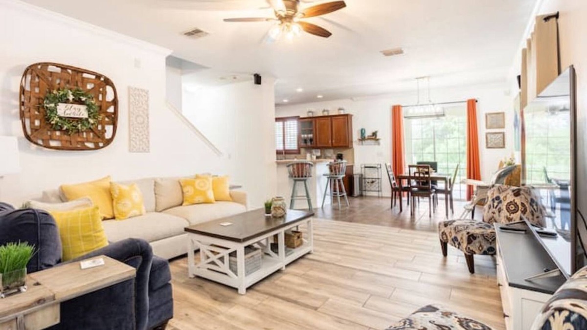 Wesley Chapel South House | Pet Friendly 3B/R in Tampa-close 2 Clearwater beaches/Wiregrass/Epperson Lagoon.