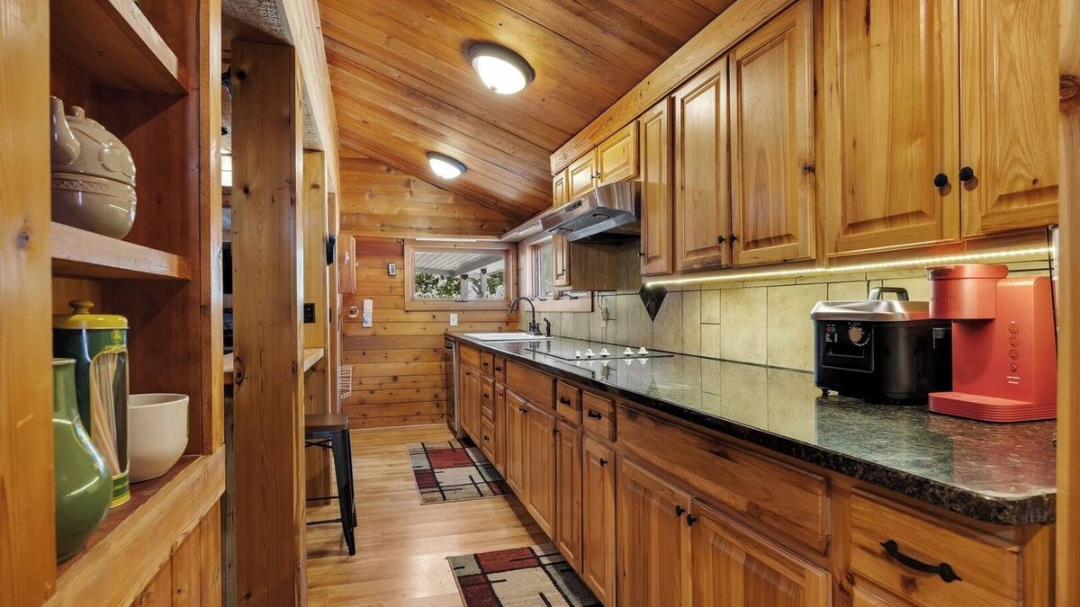 Skippers Cottage | Pet-friendly 3BR Lake House Firepit + Pier