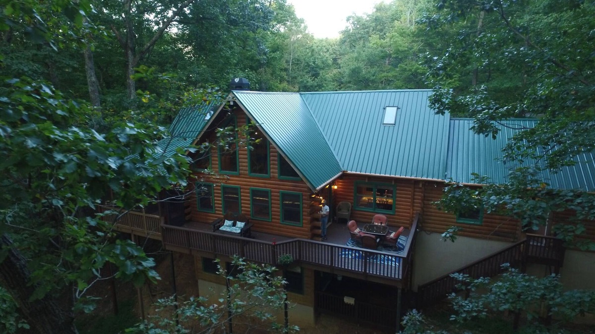 Tate Cabin | PET Friendly 4 Bed LOG CABIN! Golfing, Two Pools, Hiking & Private Fishing Lake!
