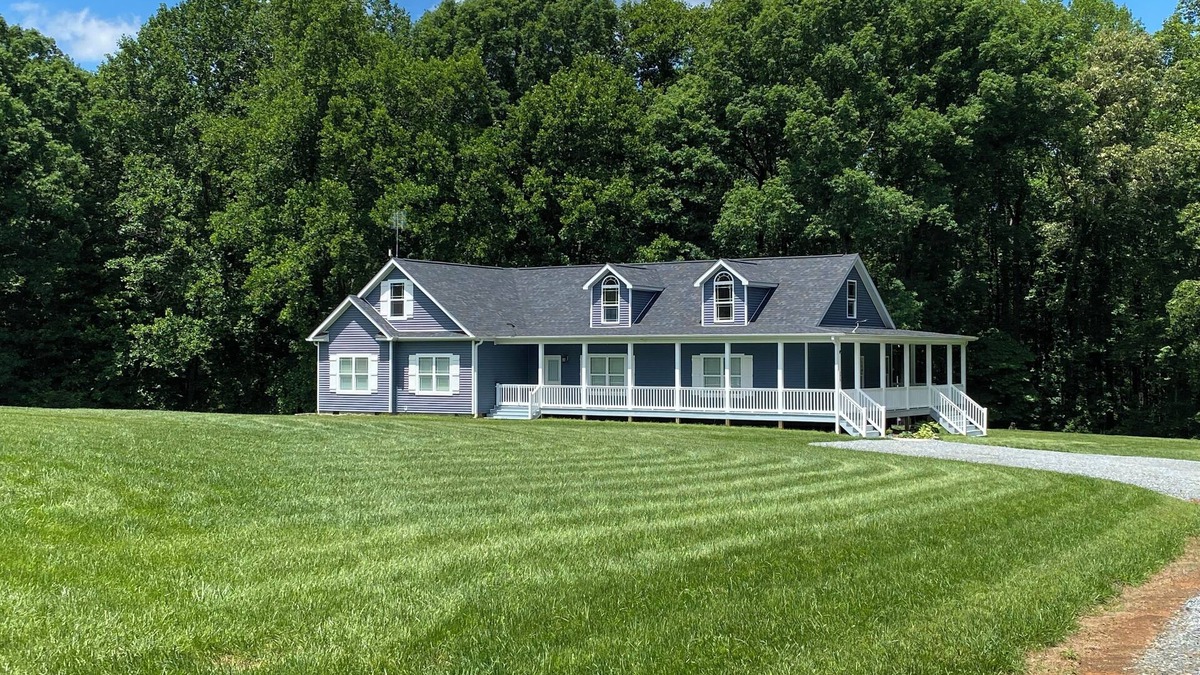 Ether House | Pet friendly, 4-bedroom house in the heart of Seagrove pottery, near state zoo