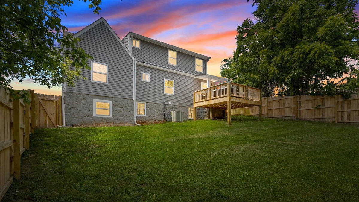 Lupton City House | Pet Friendly/4 BR/2 Game Rooms w/Pool Table & Xbox, 10 Min to Downtown, Sleeps 8