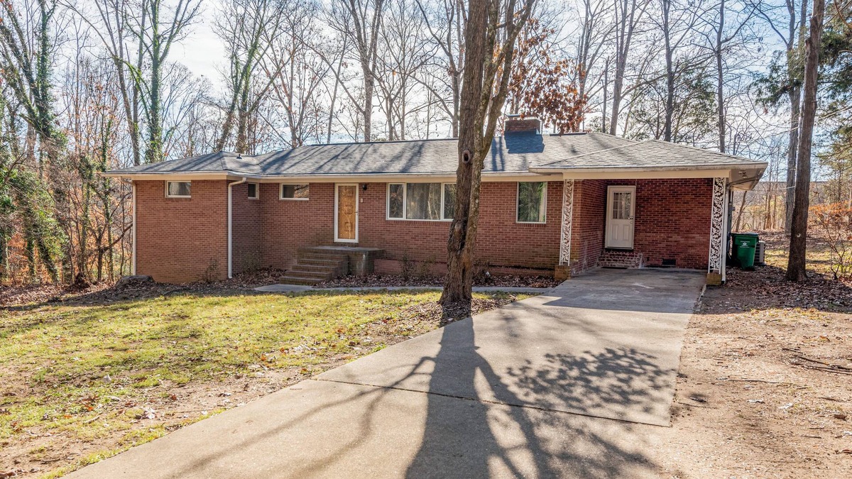 Charlotte House | Pet friendly! 4 KING BEDS, 4BR, Remodeled Single Story House near UNC Charlotte