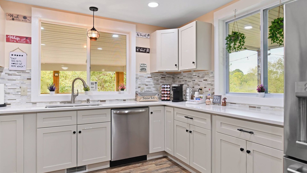 Lancaster House | Pet Friendly, 5 Beds near Lancaster w/King Bed, Fire Pit, Hot Tub, A/C, Game Rm