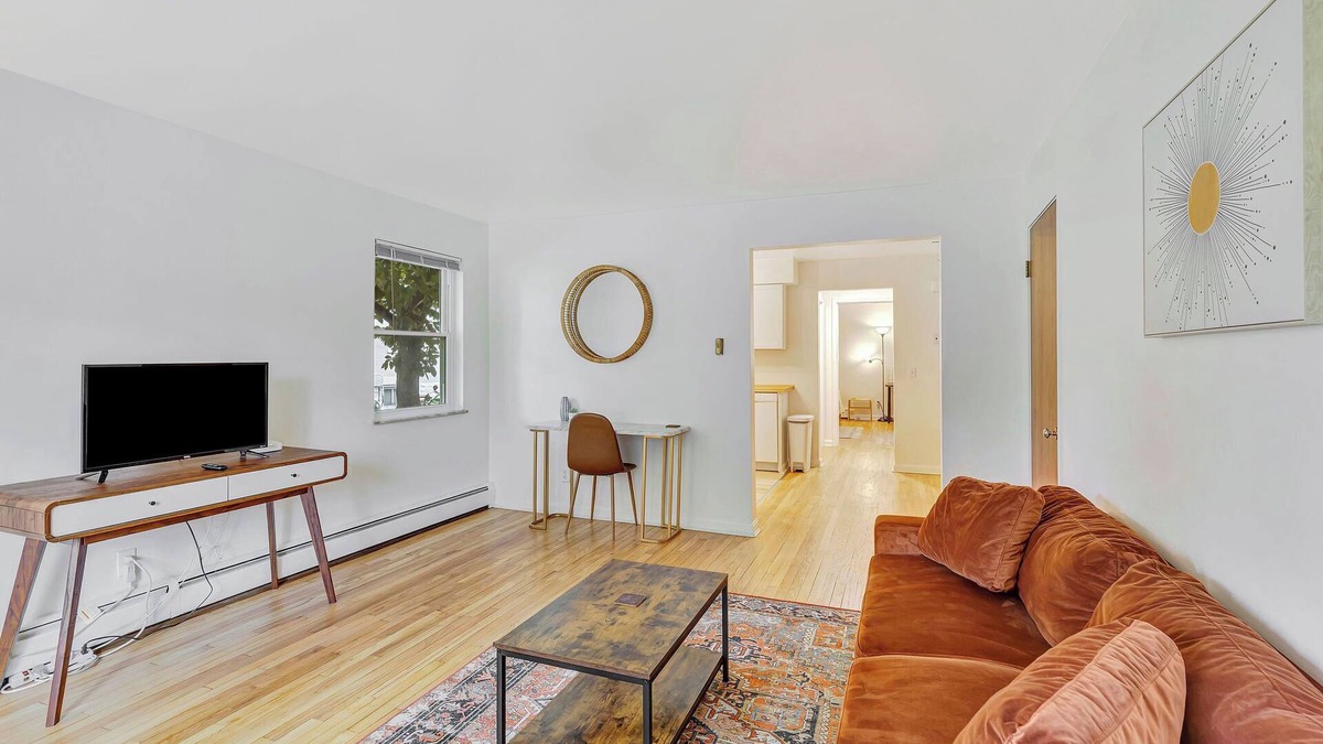 Westwood Apartment | Pet Friendly, 6 miles to UCMC, 8 miles to Xavier, Perfect for Long Term Stays