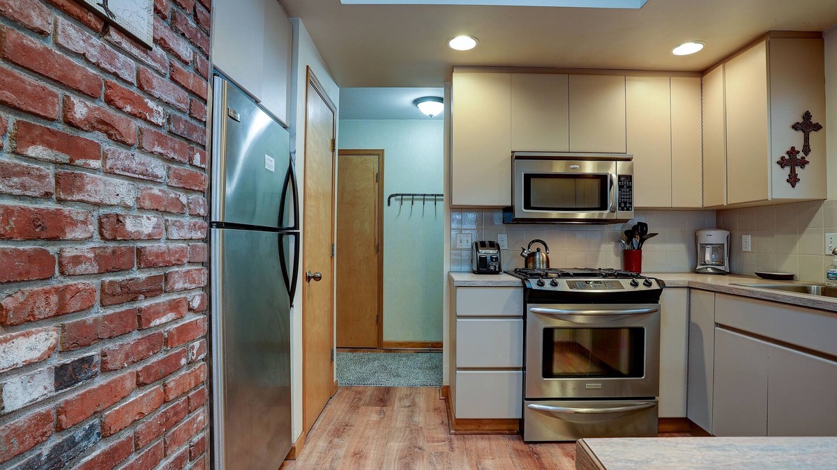 Sunriver House | Pet-Friendly 6 Otter Home features Bikes to Explore Sunriver Village by RedAwning