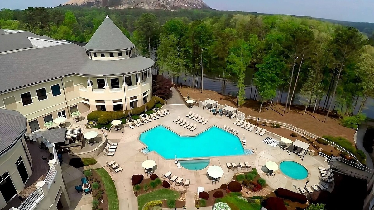 Stone Mountain Hotel | Pet-friendly Accommodation with Pool View! Onsite Parking, Pool, Bike Rental!