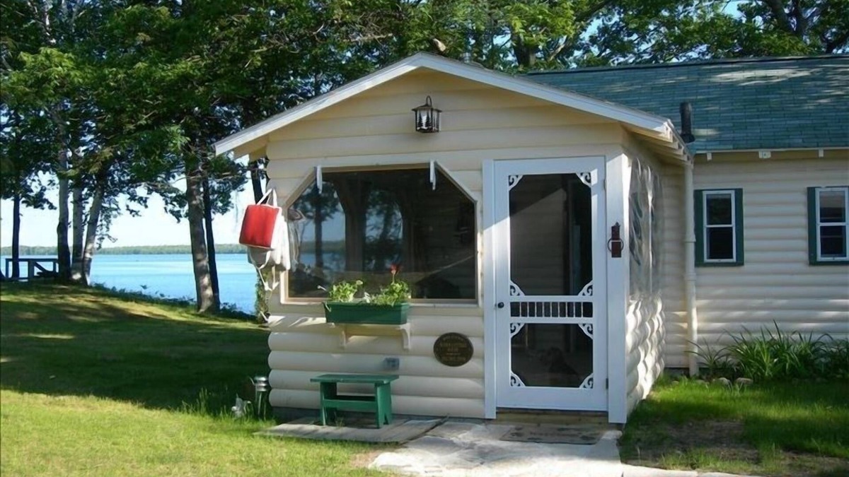 Carp Lake Cottage | Pet-Friendly Acorn Cottage. nOur cottage is our home - you'll feel at home too!