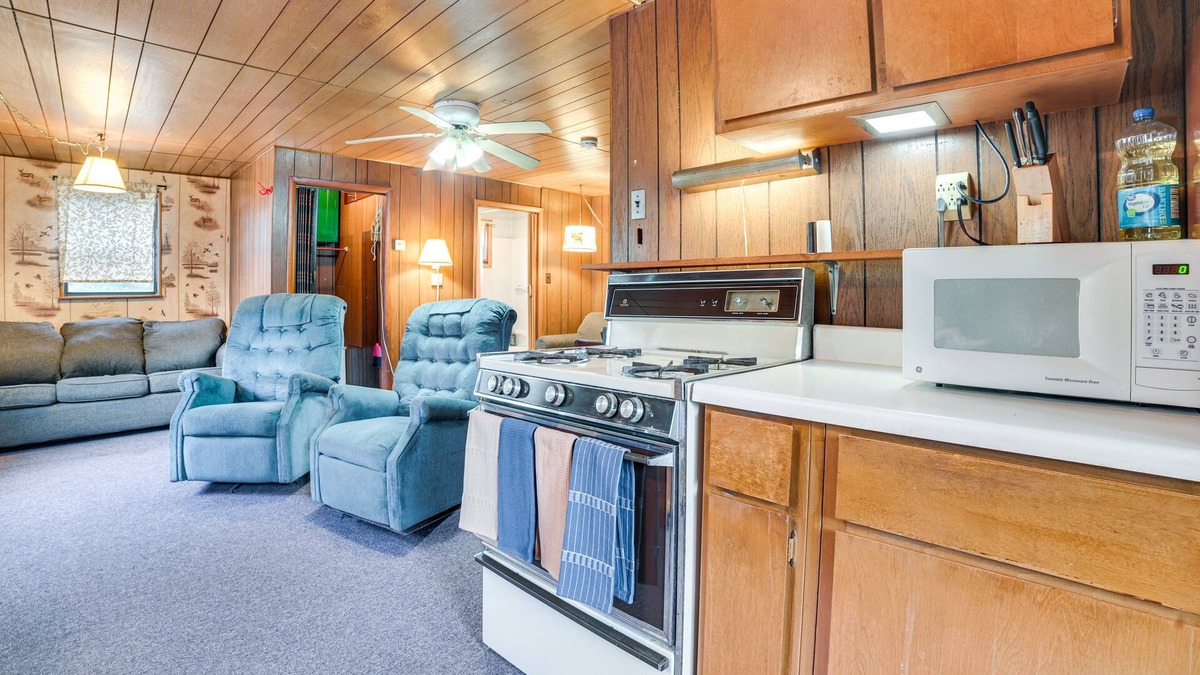 Alger Cabin | Pet-Friendly Alger Cabin - Close to the River!