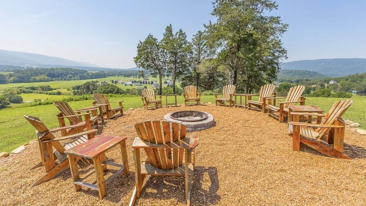 Dunlap Cabin | PET FRIENDLY! AMAZING FALL BREAK DEALS! POOL & HOT TUB WITH VIEWS! EV CHARGER