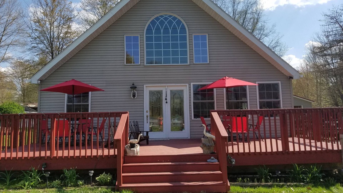 Westford House | Pet friendly and charming chalet just 1/2 mile walk to Lake Pymatuning