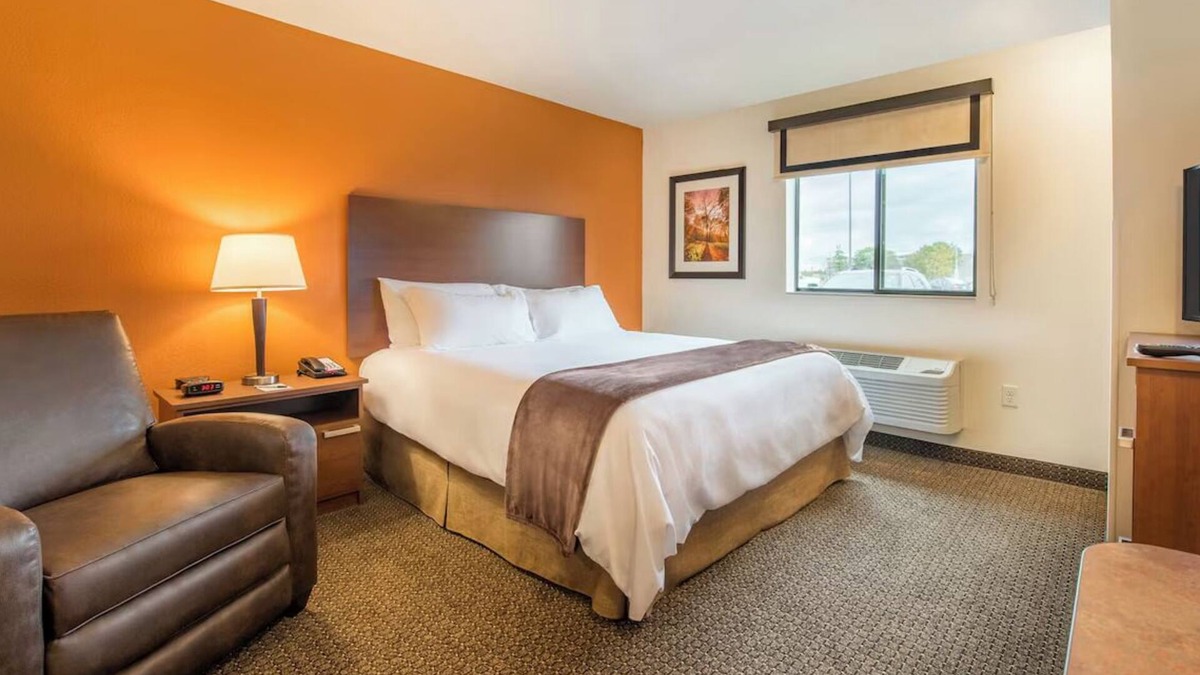 West Jordan Hotel | Pet-Friendly and Modern Retreat w/Full Kitchen! Near Jordan Landing!