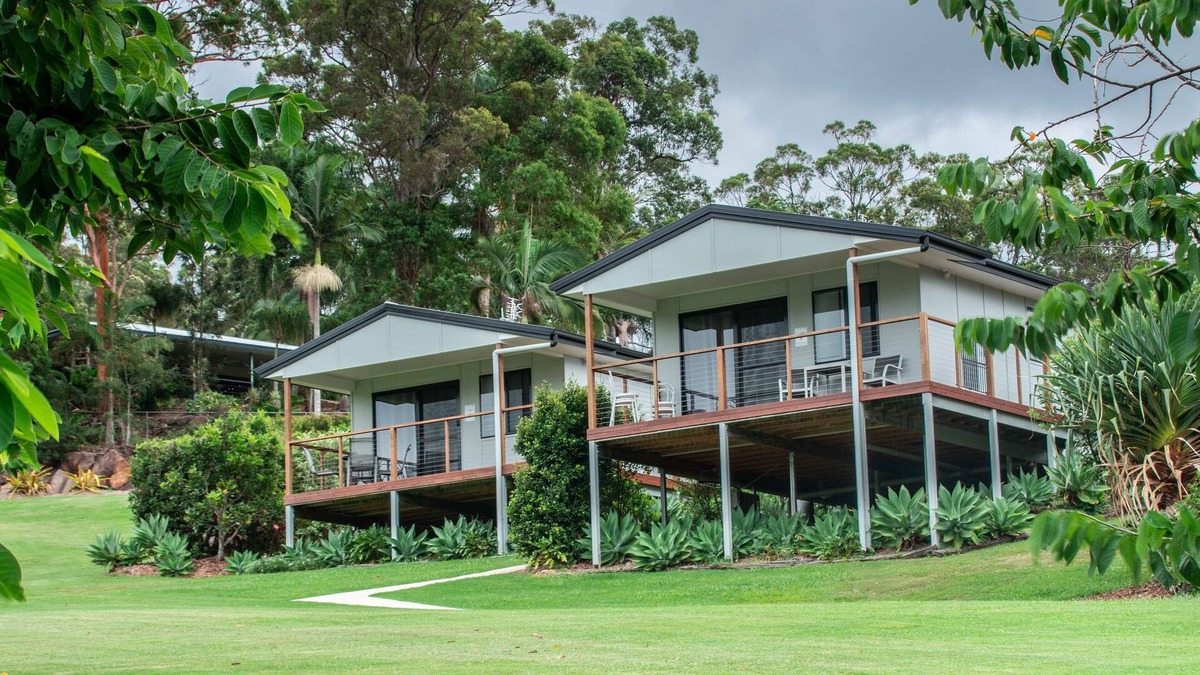 Diddillibah Cabin | Pet friendly and private 9 hole golf course 12 minutes to surf beach