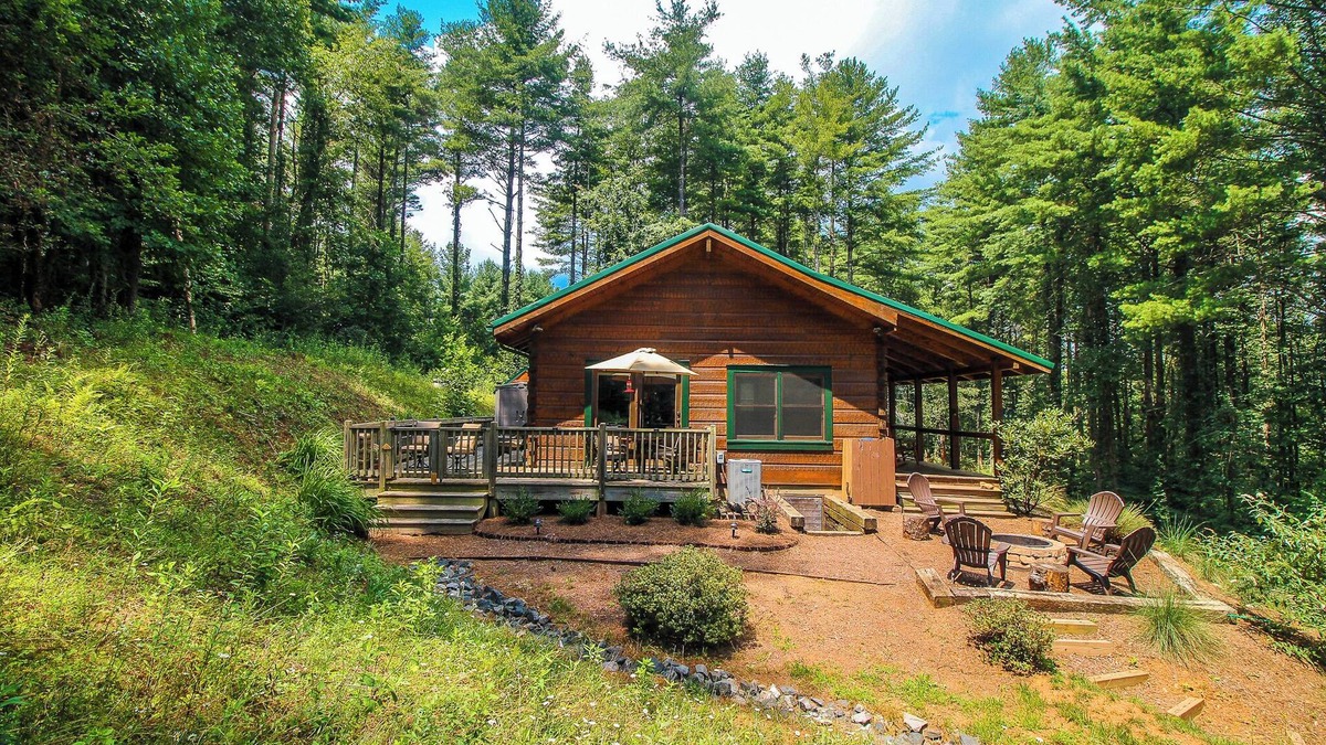 West Jefferson Cabin | Pet Friendly and 2026 is Coming Soon!