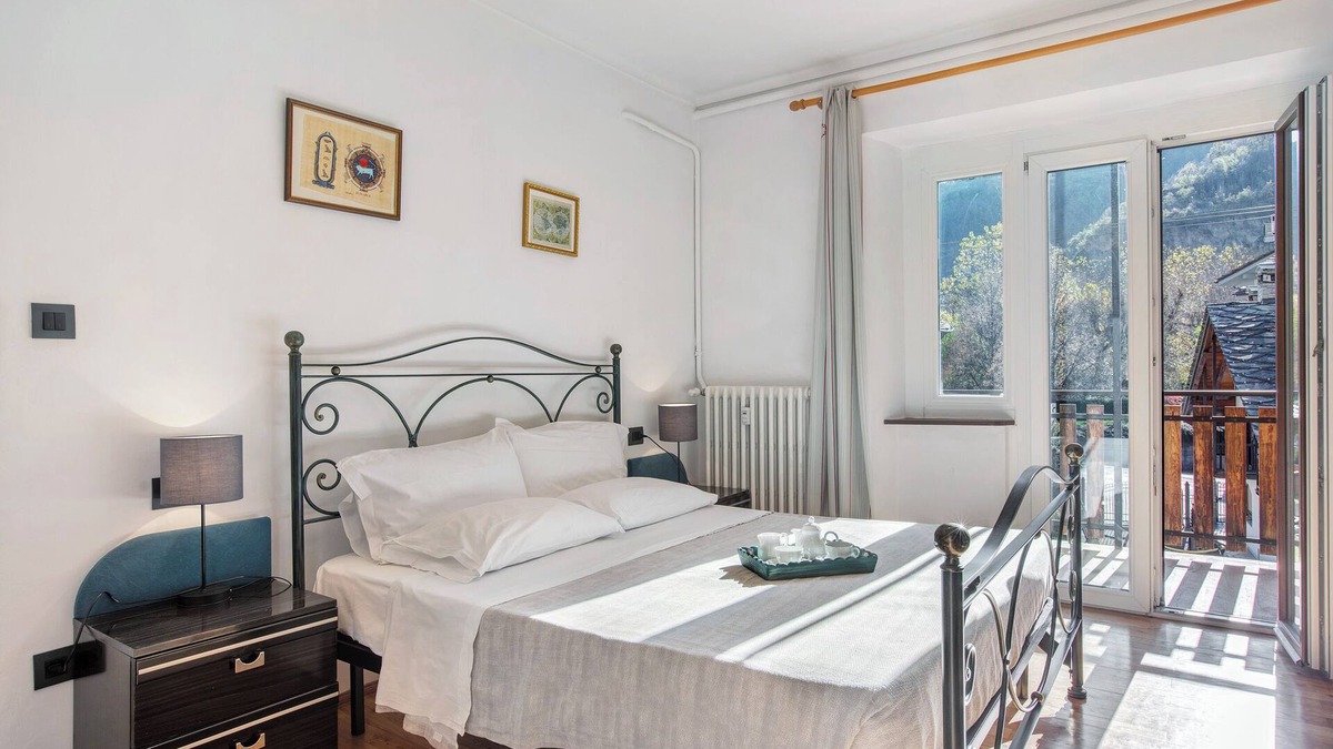 Arvier Apartment | Pet Friendly Apartment 'Casa Tua - Arvier' with Mountain View