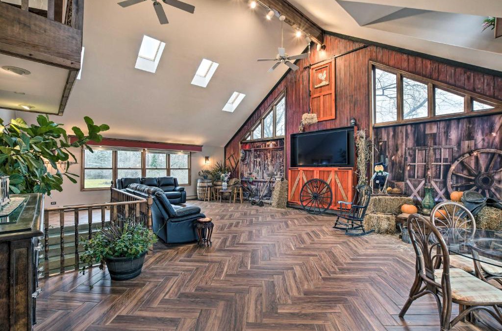 Hanover Park House | Pet-Friendly Bartlett Farmhouse with Deck!