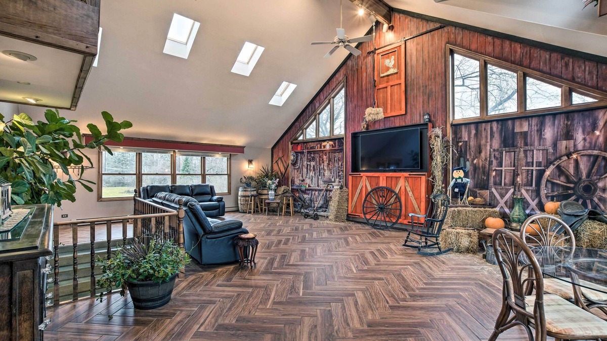Hanover Park House | Pet-Friendly Bartlett Farmhouse w/Deck!