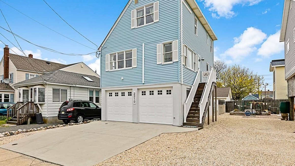 Ship Bottom House | Pet friendly. Bayside. Ship Bottom. Beach Badges. WIFI. High speed internet.