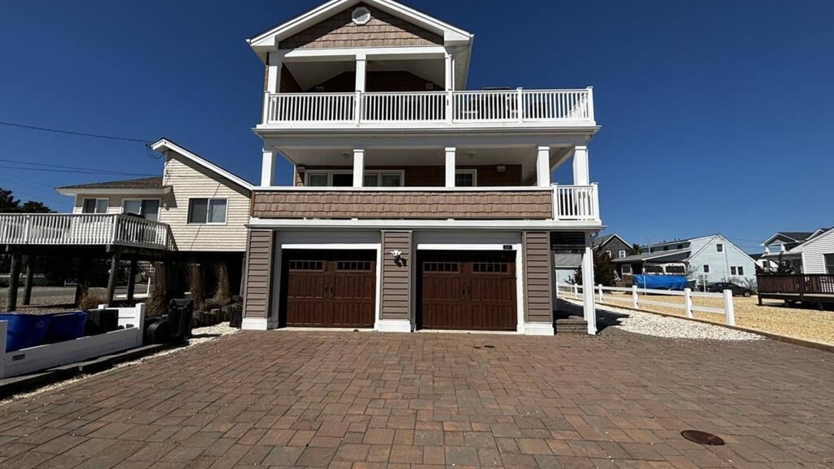 Surf City House | Pet Friendly, Bayside Surf City, Private yard, Pool, Elevator Roof Top Deck.