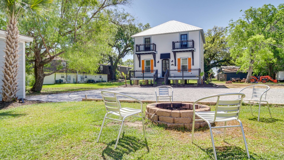 Biloxi Cottage | Pet-friendly Biloxi Getaway < 1 Mi to Beach!