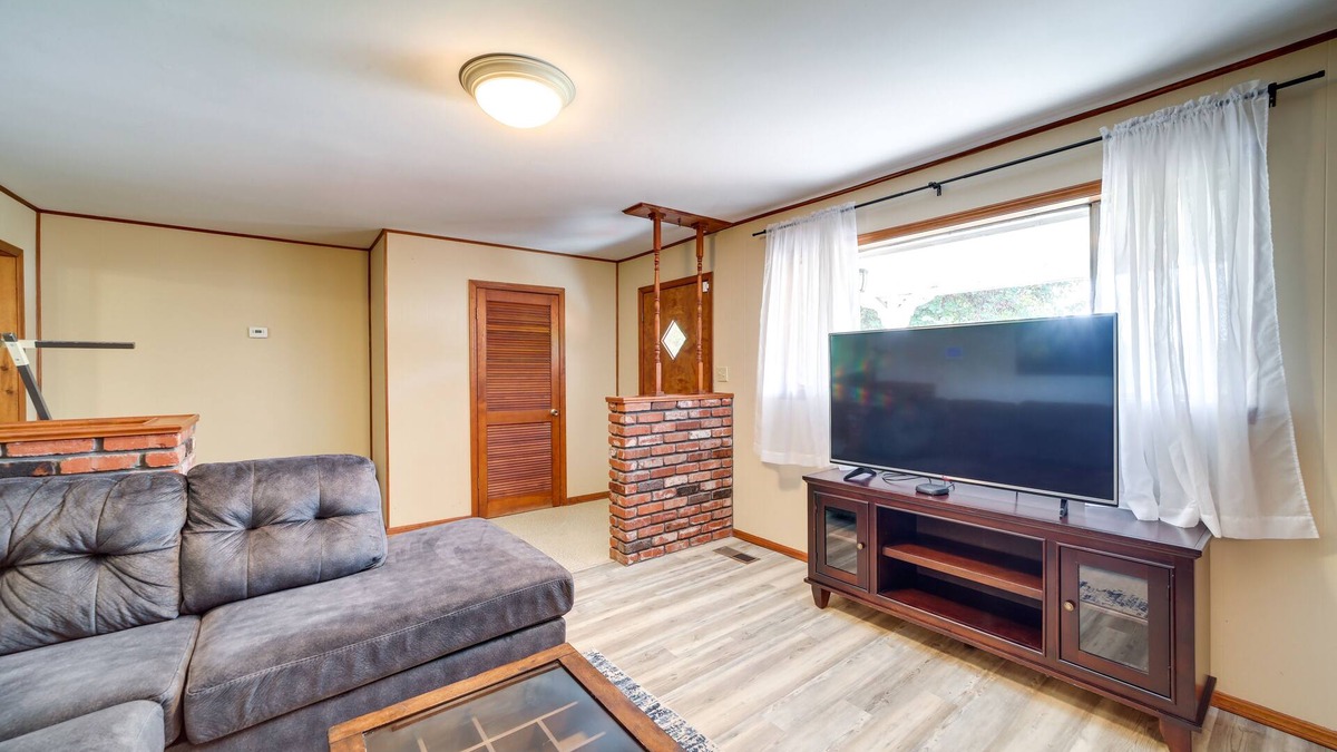 Bixby House | Pet-Friendly Bixby Getaway with Deck!