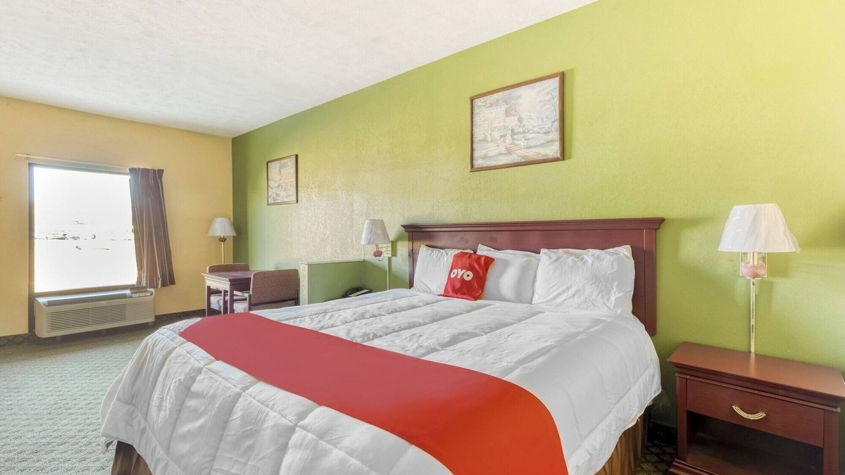 Grenada Hotel | Pet-Friendly Budget Stay Near Sonic, Dairy Kream & Local Restaurants