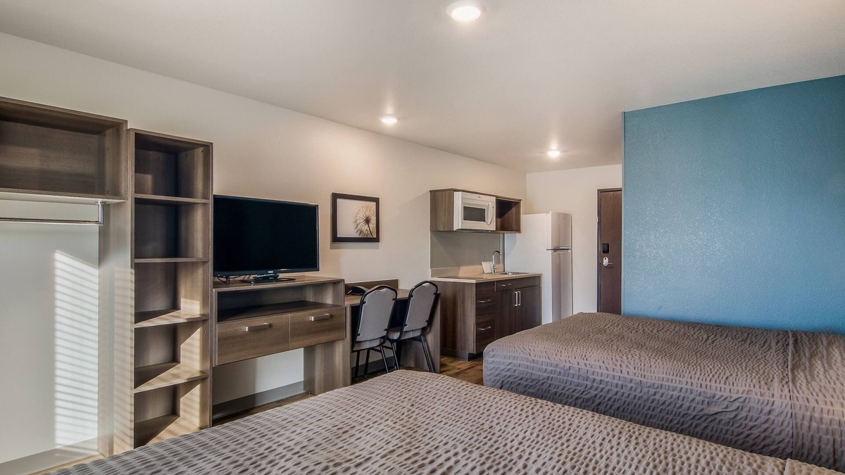 Greenville - Spartanburg Hotel | Pet-Friendly Budget Room Close to Michelin HQ & Paris Mountain Park