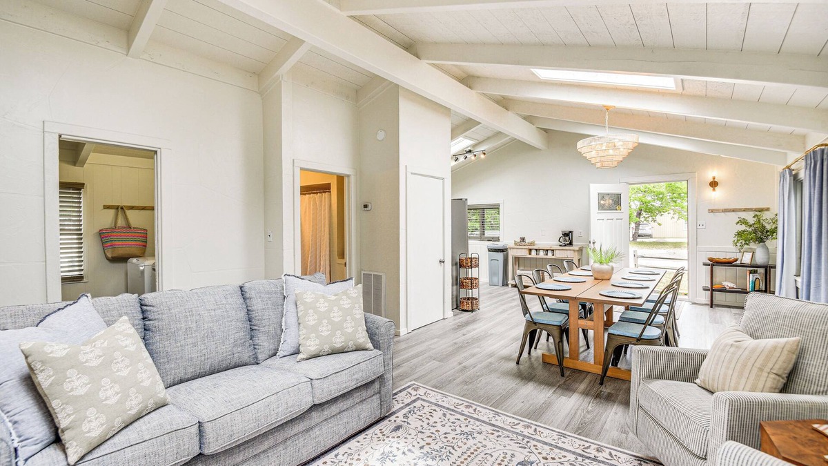 Buxton House | Pet-Friendly Buxton Home w/Balcony, 2 Mi to Beach