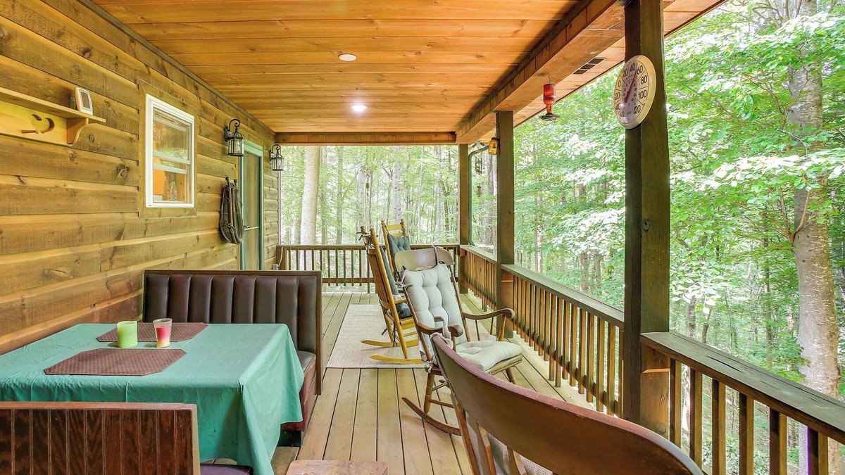 Byrdstown Cabin | Pet-Friendly Byrdstown Cabin w/Fire Pit & Porch!