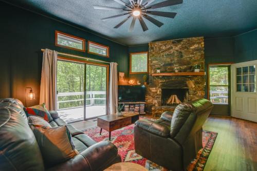 Almond House | Pet-Friendly Cabin - 1 Mi From Fontana Lake!