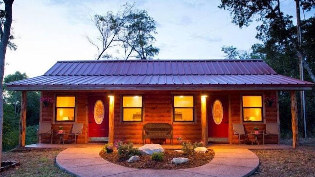 Waco Cabin | Pet Friendly Cabin 4 - 15 minutes from Magnolia and Baylor