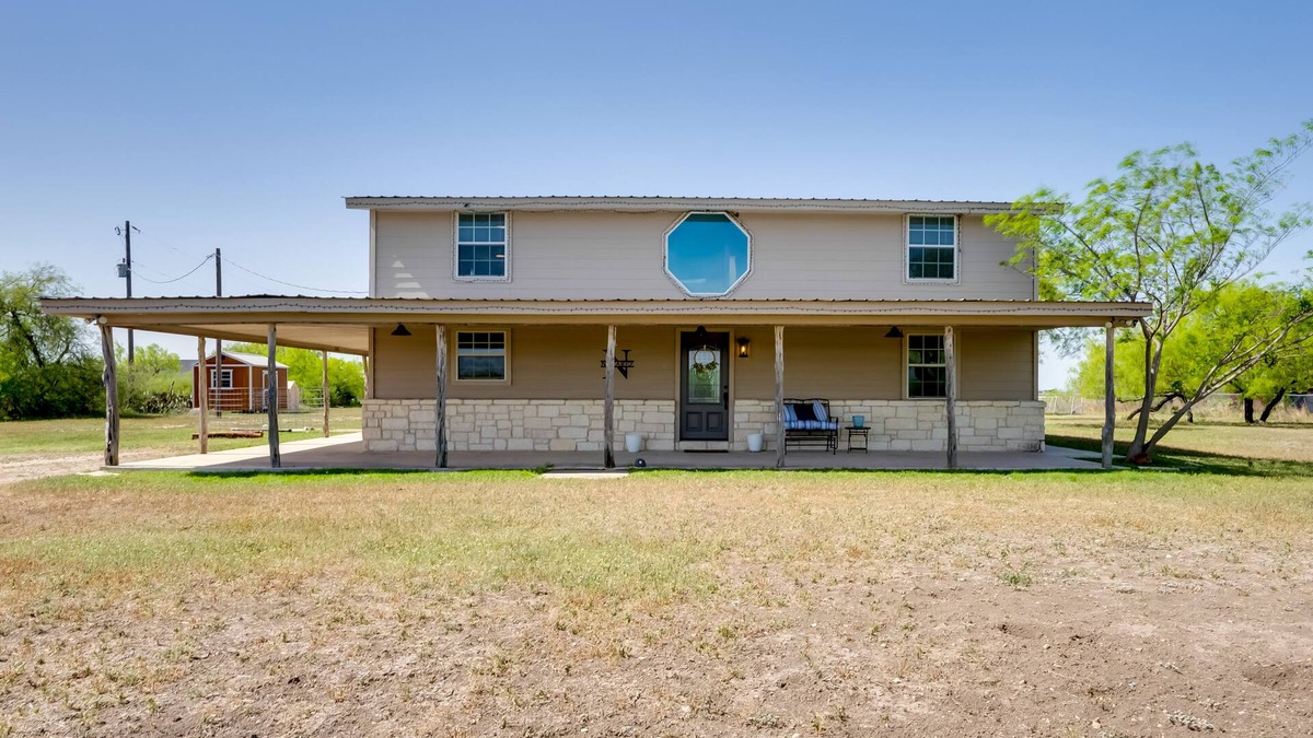 Uvalde Cabin | Pet-Friendly Cabin on 3 Acres: 7 Mi to Uvalde!