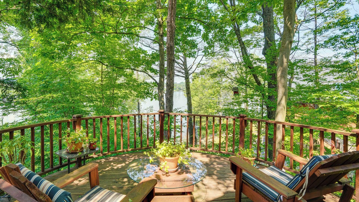 Athens Cabin | Pet-Friendly Cabin Overlooking Sleepy Hollow Lake