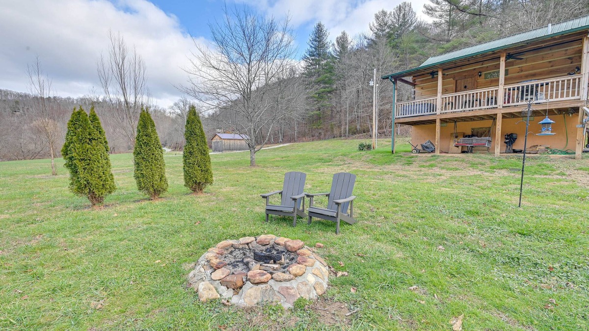 Beattyville Cabin | Pet-Friendly Cabin w/Hot Tub in Daniel Boone NF