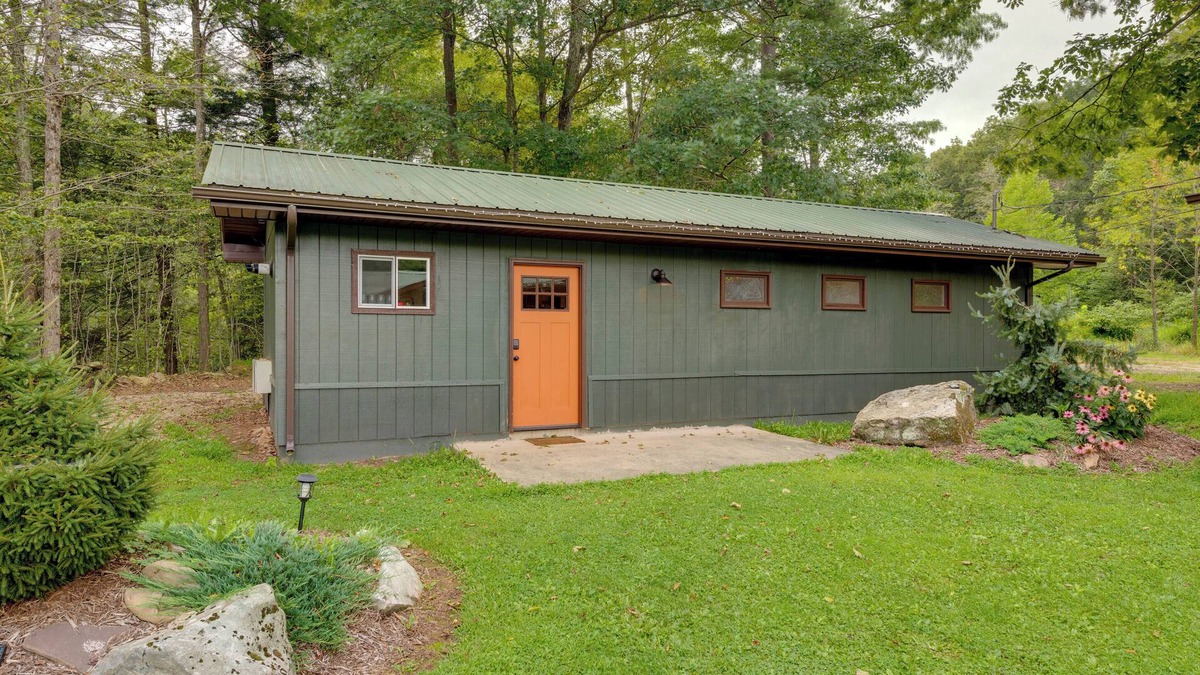 Hillsgrove Cabin | Pet-Friendly Cabin w/Grill in Hillsgrove