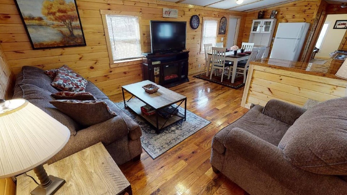Nelsonville Cabin | Pet Friendly Cabin near Hocking Hills with hot tub in Nelsonville Ohio