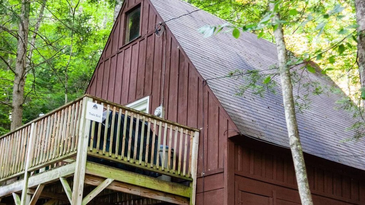 Keslers Cross Lanes Ski Chalet | Pet Friendly Cabin in the Woods!