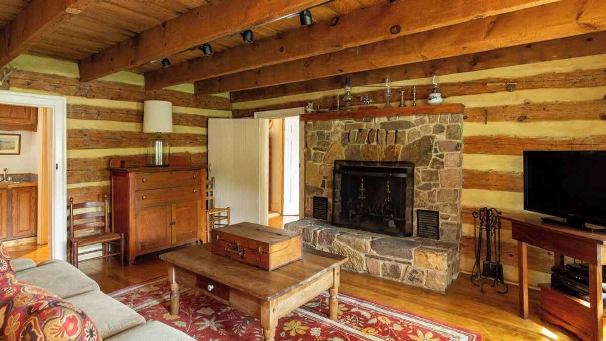 Warm Springs House | Pet-Friendly Cabin w/fireplace 3 min to hot spring pools