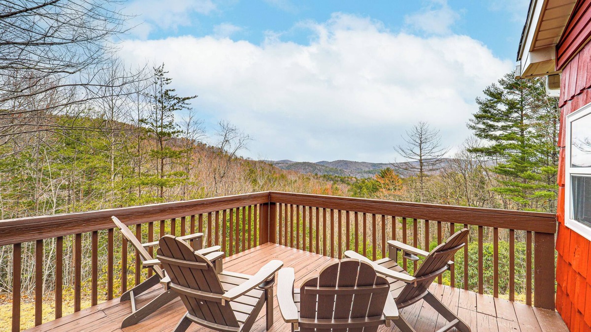 Purlear Cabin | Pet-Friendly Cabin w/Hot Tub in North Carolina!