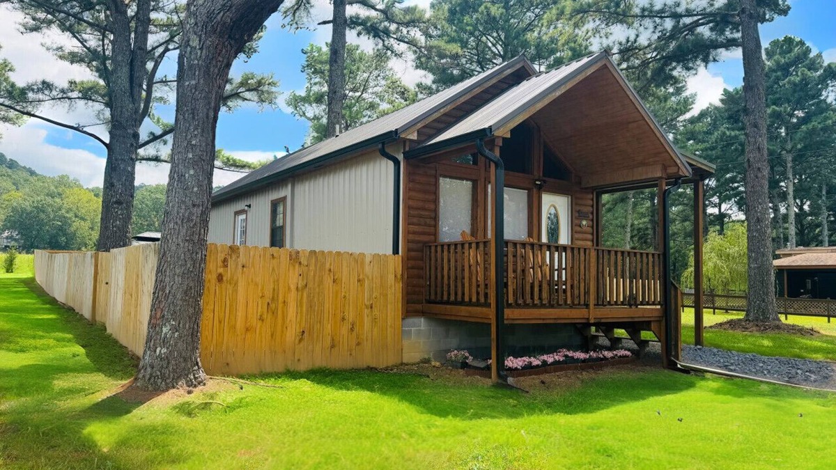 Groveoak Apartment | Pet-Friendly Cabin w/Views & Lake Access - Coco Chateau
