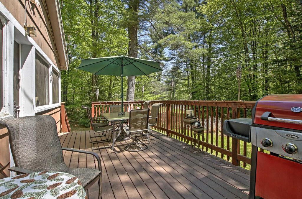 Williamsburg House | Pet-Friendly Cabin with Fire Pit, BBQ and Great Deck!