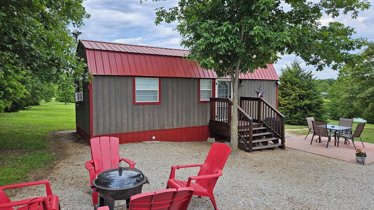 Warsaw Cabin | Pet friendly cabin with King bed -new listing