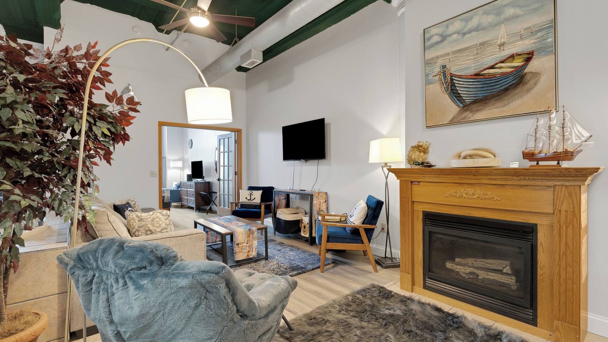 Canal Park Condo | Pet-Friendly Canal Park Condo|Near Lakewalk| Pool| Sauna| Gym