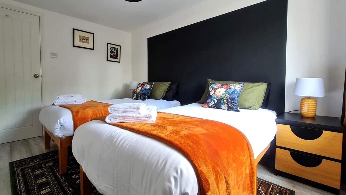 Quedgeley House | Pet Friendly Canalside House in quiet area of Quedgeley - Gloucester